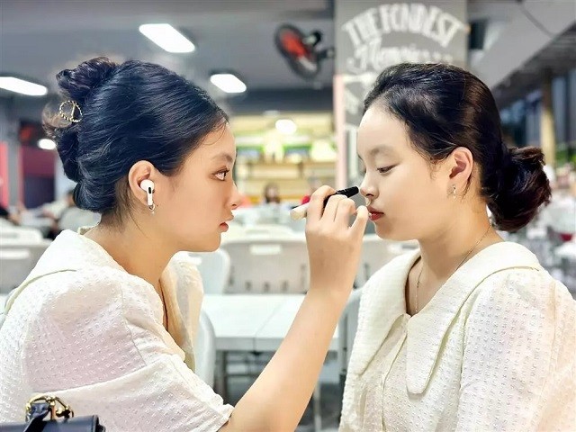 Cô bé Suti được nhận xét cá tính, thích nghệ thuật