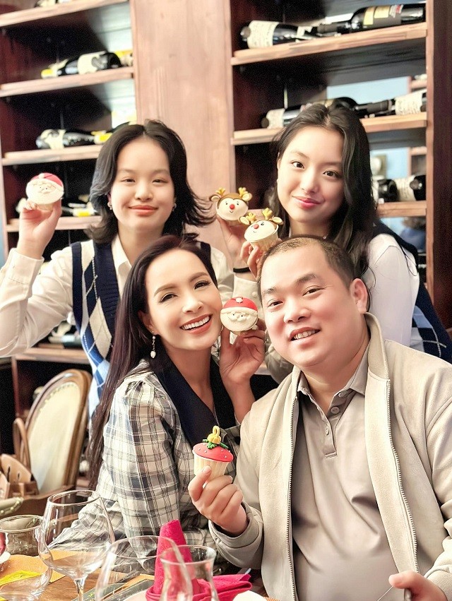 Không kém nhà Quyền Linh, gia đình siêu mẫu Thúy Hạnh cũng có cô con gái cực phẩm