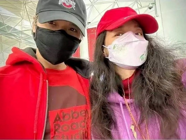 Cô gây sốc khi tóc bạc hoa dâm ở tuổi 46