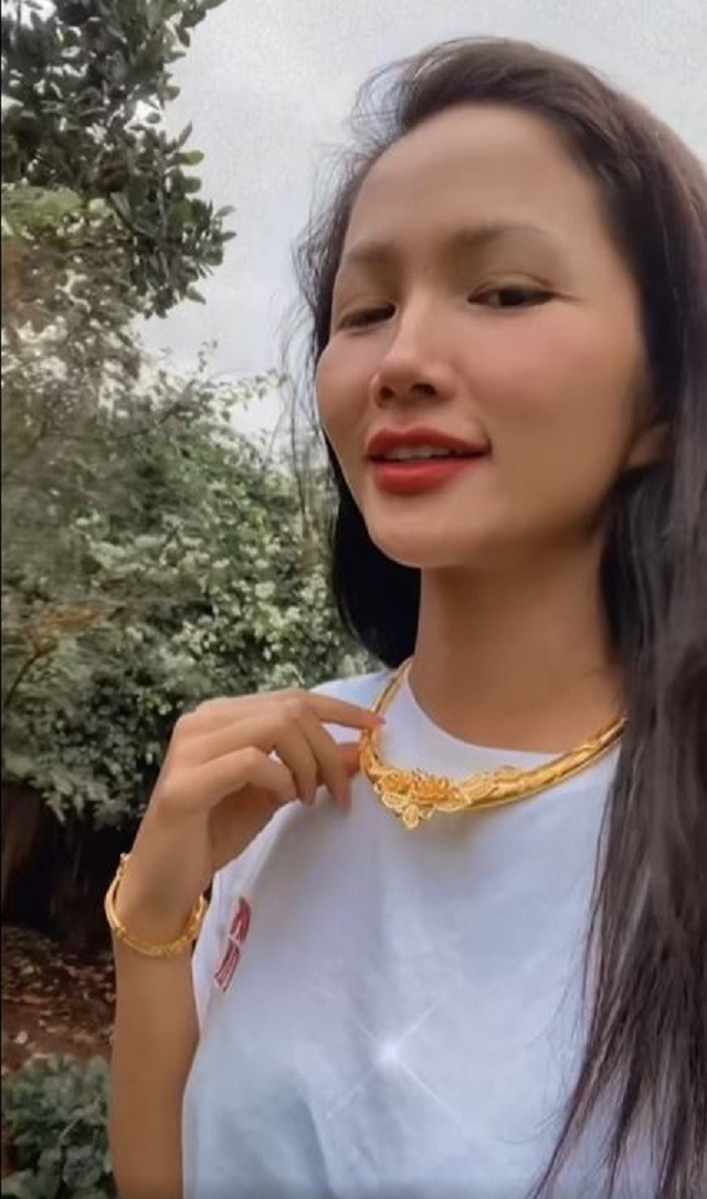 Nàng hậu khoe được 'bạn' tặng kiềng và vòng tay Nàng hậu khoe được 'bạn' tặng kiềng và vòng tay