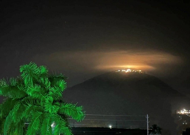 Chiêm ngưỡng hình ảnh mây dạ quang trên đỉnh núi Bà Đen hiếm có xuất hiện