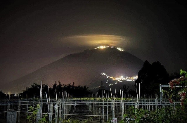 Chiêm ngưỡng hình ảnh mây dạ quang hiếm có xuất hiện trên đỉnh núi Bà Đen  - Ảnh 4