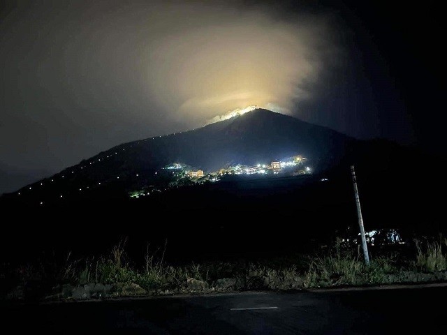 Chiêm ngưỡng hình ảnh mây dạ quang hiếm có xuất hiện trên đỉnh núi Bà Đen  - Ảnh 1