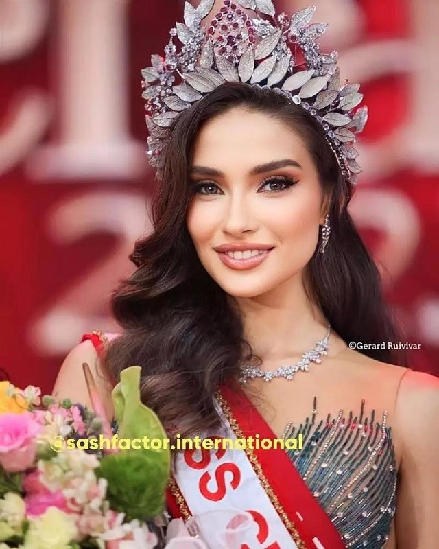 Cameraman 'báo' trưởng BGK Miss Charm hồn nhiên nghe điện thoại khi chấm thi: Người trong cuộc lên tiếng - Ảnh 1 Cameraman 'báo' trưởng BGK Miss Charm hồn nhiên nghe điện thoại khi chấm thi: Người trong cuộc lên tiếng - Ảnh 1