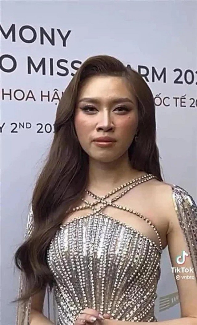 Trước đó, cũng bị chụp lén như Phương Nhi nhưng Thanh Thanh Huyền lại kém may mắn hơn đàn em khi người chụp không hề có tâm.