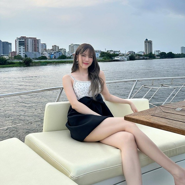 Thiều Bảo Trâm tích cực lăng xê đôi chân cực phẩm trong loạt thiết kế bó chẽn - Ảnh 4 Thiều Bảo Trâm tích cực lăng xê đôi chân cực phẩm trong loạt thiết kế bó chẽn - Ảnh 4