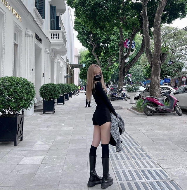 Thiều Bảo Trâm tích cực lăng xê đôi chân cực phẩm trong loạt thiết kế bó chẽn - Ảnh 1 Thiều Bảo Trâm tích cực lăng xê đôi chân cực phẩm trong loạt thiết kế bó chẽn - Ảnh 1