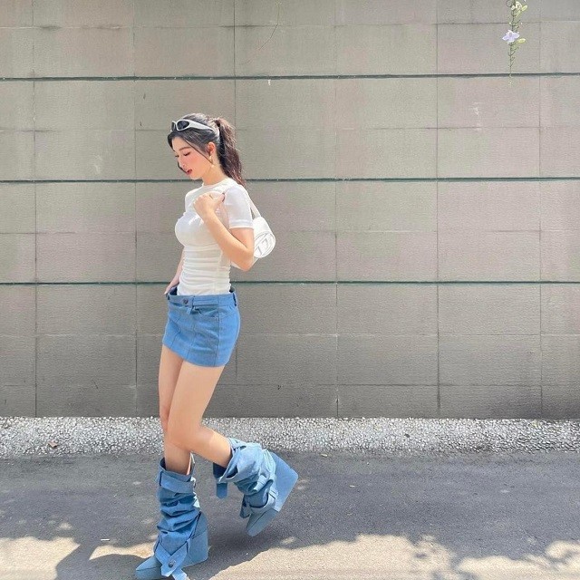 Đôi giày kỳ cục không khiến Phương Nhi mất điểm Đôi giày kỳ cục không khiến Phương Nhi mất điểm