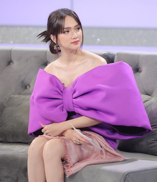 Hương Giang khéo léo dùng khăn che váy