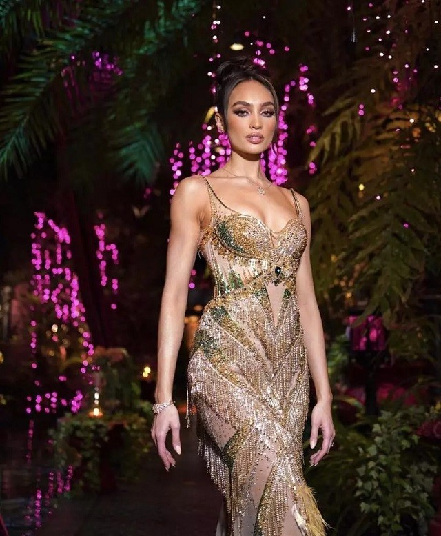 Tân Miss Universe xuất hiện với việc váy Thiên Ân từng lỡ hẹn tại MGI Tân Miss Universe xuất hiện với việc váy Thiên Ân từng lỡ hẹn tại MGI