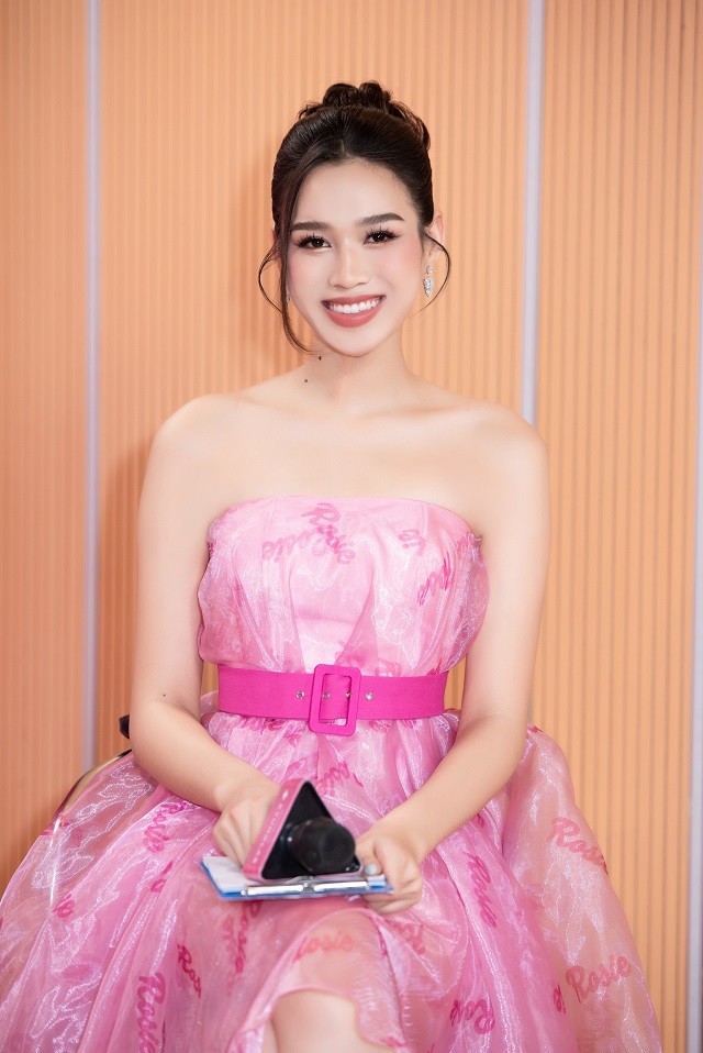 Đó là đôi vai trần nuột nà, đẹp không tì vết