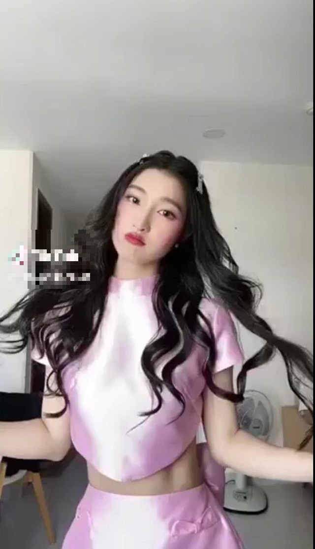 Video: Á hậu Phương Nhi nhún nhảy trước 'gương' khoe cơ bụng số 11 lấp ló gây sốt mạng - Ảnh 1 Video: Á hậu Phương Nhi nhún nhảy trước 'gương' khoe cơ bụng số 11 lấp ló gây sốt mạng - Ảnh 1