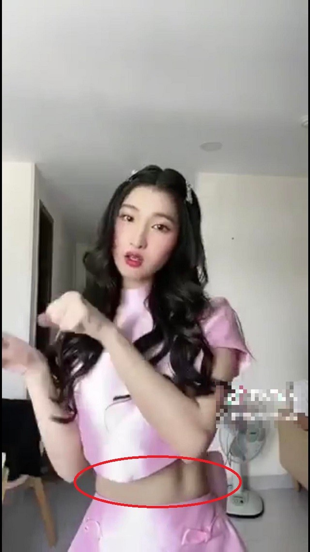 Cơ bụng số 11 lấp ló của Phương Nhi Cơ bụng số 11 lấp ló của Phương Nhi