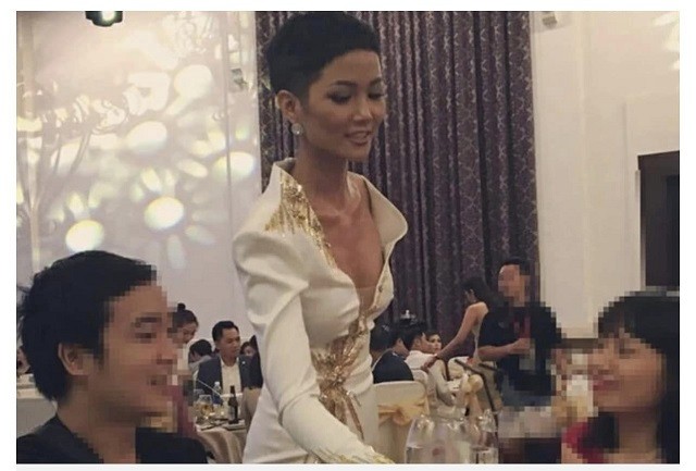 Khi cô là người mẫu với thân hình cò hương Khi cô là người mẫu với thân hình cò hương