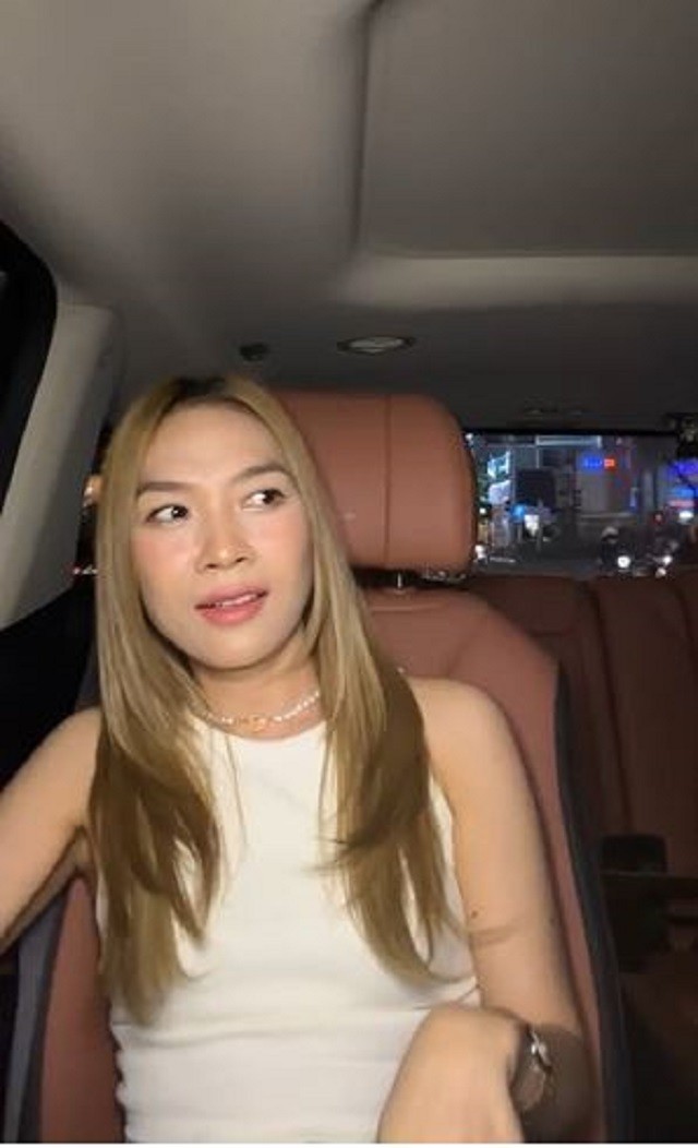 Mỹ Tâm ngồi xe livestream báo tin vui gặp ngay sự cố khiến nữ ca sĩ hốt hoảng vì bị fan bám đuổi Mỹ Tâm ngồi xe livestream báo tin vui gặp ngay sự cố khiến nữ ca sĩ hốt hoảng vì bị fan bám đuổi