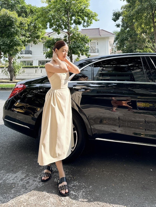 Hoàng Thùy Linh xả ảnh khoe vai trần nõn nà bên xế sang đắt tiền, nhan sắc tuổi U40 gây u mê - Ảnh 1 Hoàng Thùy Linh xả ảnh khoe vai trần nõn nà bên xế sang đắt tiền, nhan sắc tuổi U40 gây u mê - Ảnh 1