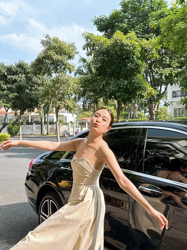 Hoàng Thùy Linh xả ảnh khoe vai trần nõn nà bên xế sang đắt tiền, nhan sắc tuổi U40 gây u mê - Ảnh 3 Hoàng Thùy Linh xả ảnh khoe vai trần nõn nà bên xế sang đắt tiền, nhan sắc tuổi U40 gây u mê - Ảnh 3