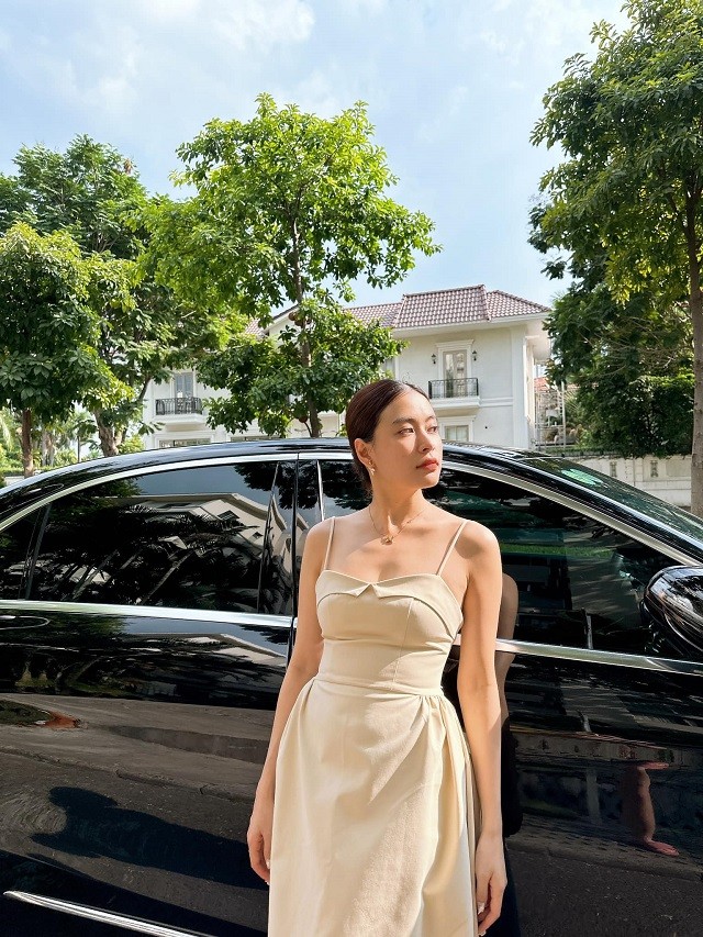 Hoàng Thùy Linh xả ảnh khoe vai trần nõn nà bên xế sang đắt tiền, nhan sắc tuổi U40 gây u mê - Ảnh 4 Hoàng Thùy Linh xả ảnh khoe vai trần nõn nà bên xế sang đắt tiền, nhan sắc tuổi U40 gây u mê - Ảnh 4