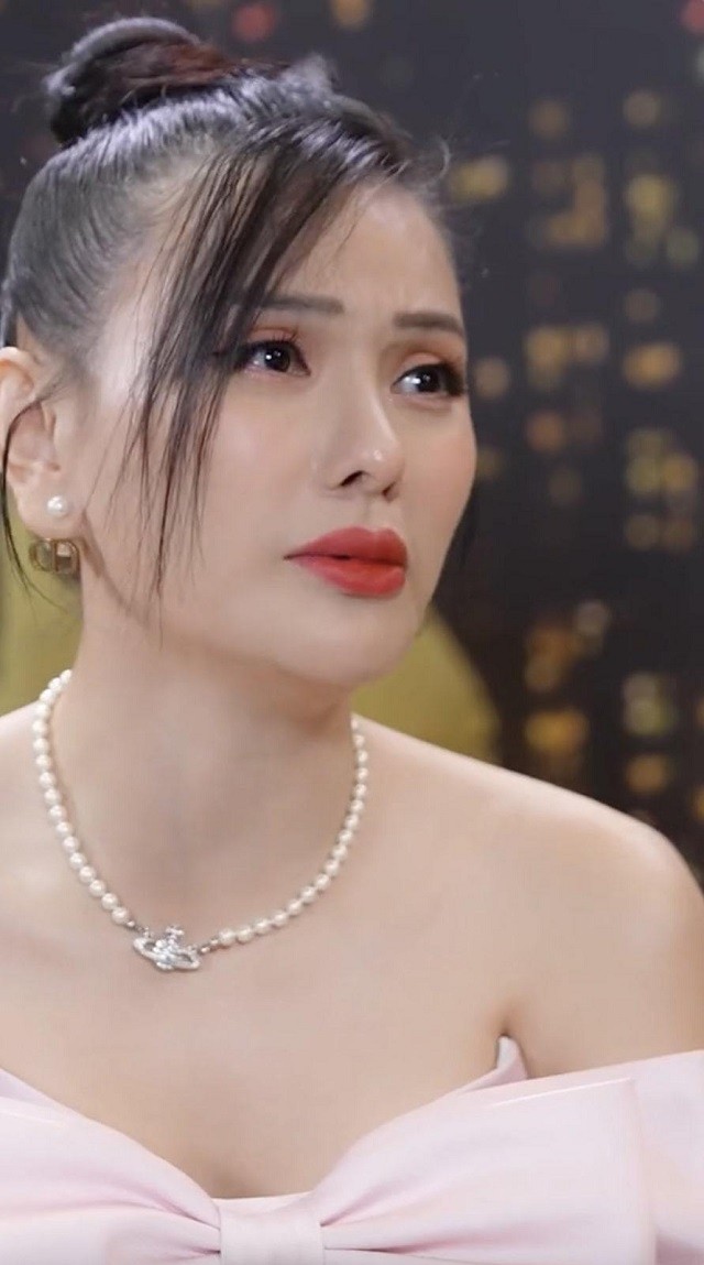 Nữ ca sĩ rớm nước mắt kể lại Nữ ca sĩ rớm nước mắt kể lại