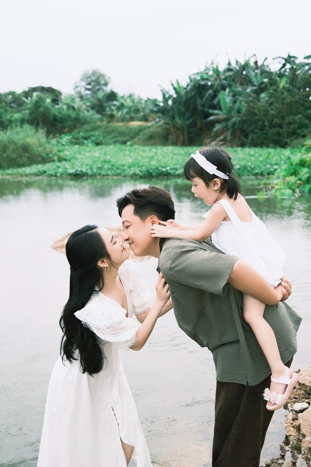 Gia đình nhỏ hạnh phúc của Trường Giang và Nhã Phương Gia đình nhỏ hạnh phúc của Trường Giang và Nhã Phương