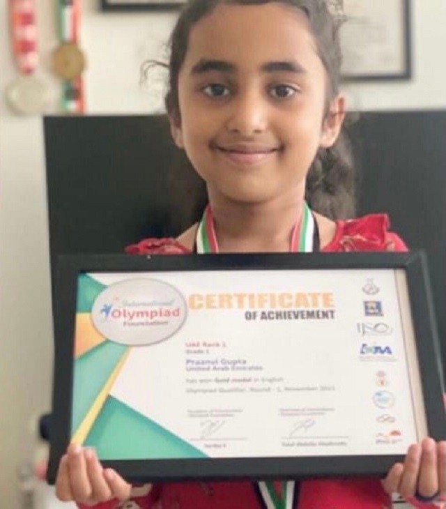 Cô bé 7 tuổi trở thành HLV yoga trẻ nhất thế giới - Ảnh 1