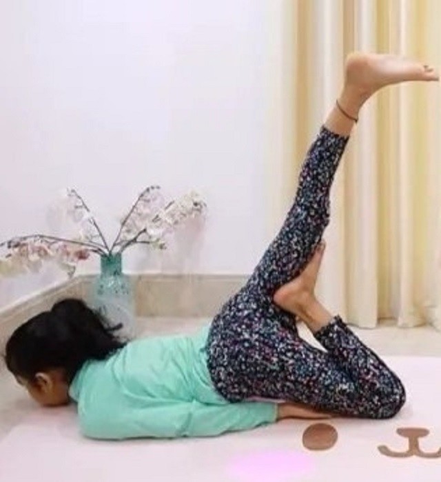 Cô bé 7 tuổi trở thành HLV yoga trẻ nhất thế giới - Ảnh 2