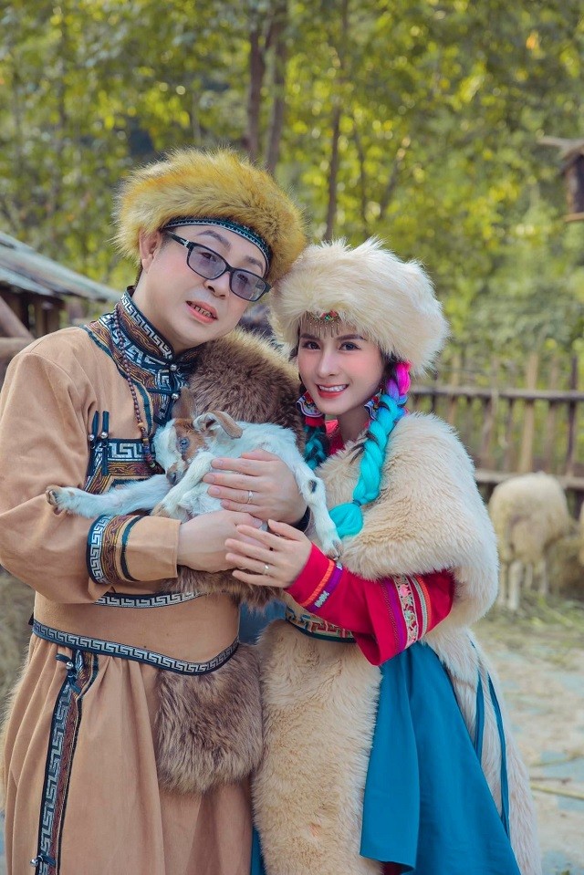 Bà Nhân Vlog lộ ảnh cam thường trong họp báo xin lỗi bác sĩ Thịnh khác xa ảnh tự đăng - Ảnh 2 Bà Nhân Vlog lộ ảnh cam thường trong họp báo xin lỗi bác sĩ Thịnh khác xa ảnh tự đăng - Ảnh 2