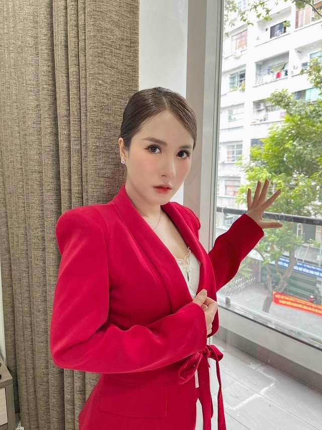 Bà Nhân Vlog lộ ảnh cam thường trong họp báo xin lỗi bác sĩ Thịnh khác xa ảnh tự đăng - Ảnh 1 Bà Nhân Vlog lộ ảnh cam thường trong họp báo xin lỗi bác sĩ Thịnh khác xa ảnh tự đăng - Ảnh 1
