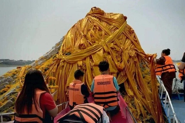 Bảo tháp Phật giáo 700 năm tuổi bất ngờ 'đội nước' nổi lên giữa lòng sông Mê Kông 2 Bảo tháp Phật giáo 700 năm tuổi bất ngờ 'đội nước' nổi lên giữa lòng sông Mê Kông 2