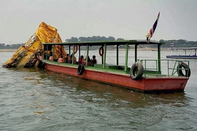 Bảo tháp Phật giáo 700 năm tuổi bất ngờ 'đội nước' nổi lên giữa lòng sông Mê Kông 1 Bảo tháp Phật giáo 700 năm tuổi bất ngờ 'đội nước' nổi lên giữa lòng sông Mê Kông 1