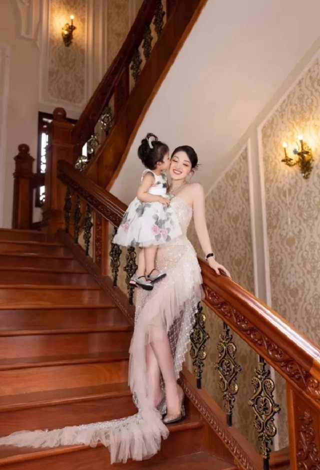 'Cô dâu 200 cây vàng' ở Nam Định lộ cuộc sống hiện tại sau 4 năm dậy sóng cõi mạng 5 'Cô dâu 200 cây vàng' ở Nam Định lộ cuộc sống hiện tại sau 4 năm dậy sóng cõi mạng 5
