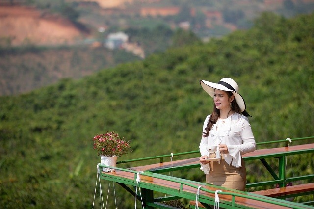 'Nữ tướng' Lê Hoàng Diệp Thảo gây sốt với nhan sắc tuổi 50 quý phái, sang chảnh 6