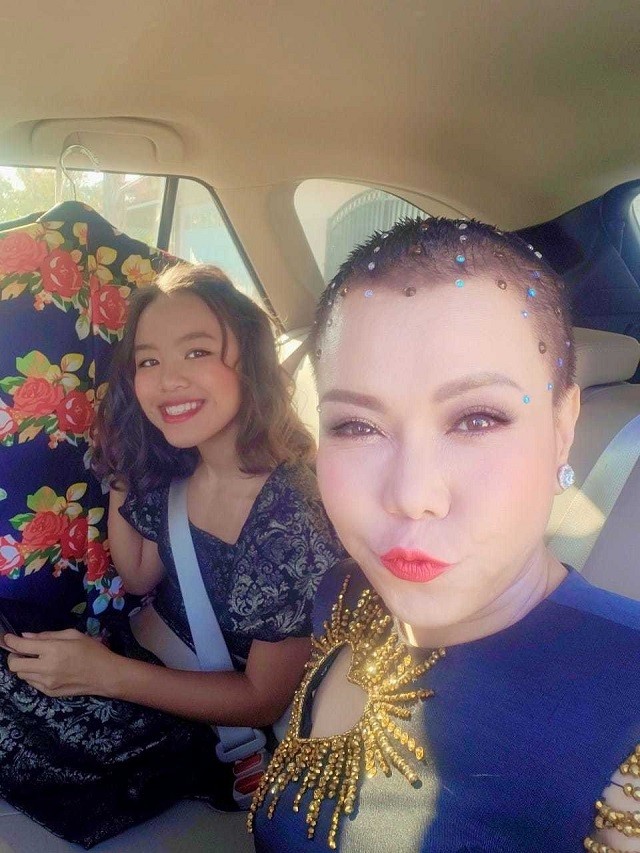 Cạo đầu, Việt Hương vẫn được khen quý phái nhờ kiểu làm tóc này: Độc nhất kiểu học theo Angela Phương Trinh 4 Cạo đầu, Việt Hương vẫn được khen quý phái nhờ kiểu làm tóc này: Độc nhất kiểu học theo Angela Phương Trinh 4