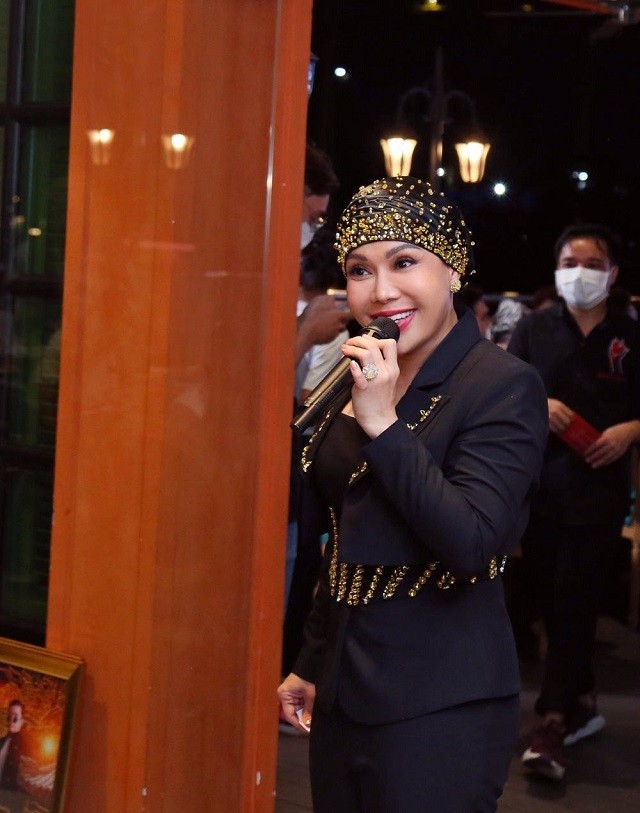 Cạo đầu, Việt Hương vẫn được khen quý phái nhờ kiểu làm tóc này: Độc nhất kiểu học theo Angela Phương Trinh 5 Cạo đầu, Việt Hương vẫn được khen quý phái nhờ kiểu làm tóc này: Độc nhất kiểu học theo Angela Phương Trinh 5