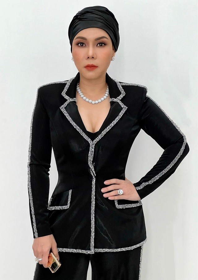 Cạo đầu, Việt Hương vẫn được khen quý phái nhờ kiểu làm tóc này: Độc nhất kiểu học theo Angela Phương Trinh 2 Cạo đầu, Việt Hương vẫn được khen quý phái nhờ kiểu làm tóc này: Độc nhất kiểu học theo Angela Phương Trinh 2