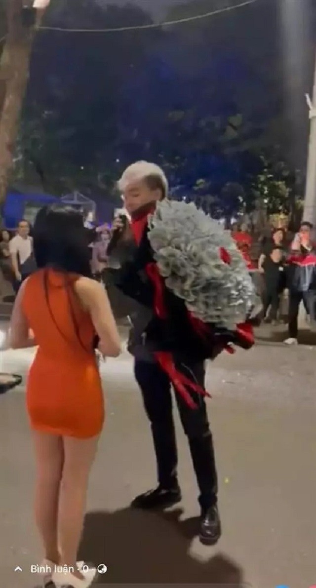 Thanh niên chơi lớn tỏ tình bằng bó hoa toàn tờ 100 USD, cái kết đầy bối rối 3 Thanh niên chơi lớn tỏ tình bằng bó hoa toàn tờ 100 USD, cái kết đầy bối rối 3