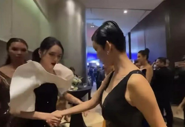Xuân Lan xem Hà Anh như vô hình khi đụng mặt, biểu cảm 'không đội trời chung' gây chú ý 1 Xuân Lan xem Hà Anh như vô hình khi đụng mặt, biểu cảm 'không đội trời chung' gây chú ý 1