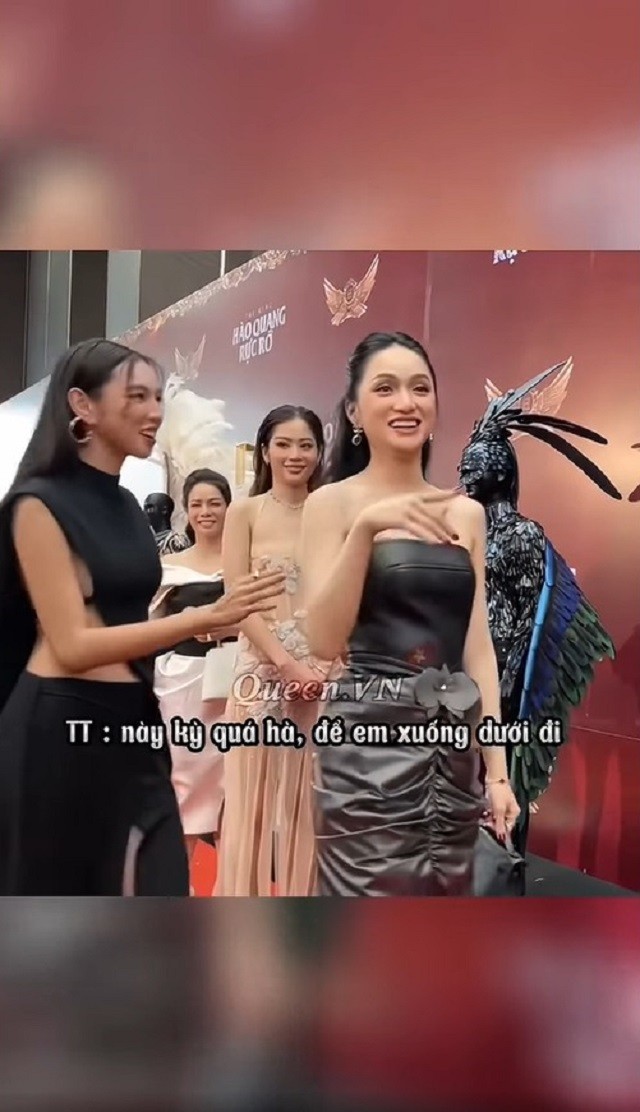 Video: Hương Giang vẫy Thùy Tiên lấn hàng lên chụp hình chung, thái độ của Nhật Kim Anh và Nam Anh gây chú ý - Ảnh 2 Video: Hương Giang vẫy Thùy Tiên lấn hàng lên chụp hình chung, thái độ của Nhật Kim Anh và Nam Anh gây chú ý - Ảnh 2