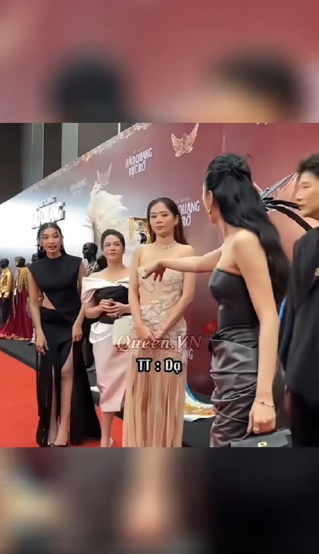 Video: Hương Giang vẫy Thùy Tiên lấn hàng lên chụp hình chung, thái độ của Nhật Kim Anh và Nam Anh gây chú ý - Ảnh 1 Video: Hương Giang vẫy Thùy Tiên lấn hàng lên chụp hình chung, thái độ của Nhật Kim Anh và Nam Anh gây chú ý - Ảnh 1
