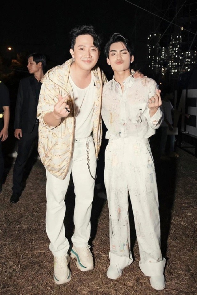 MONO lại vô cùng sôi nổi trong showbiz MONO lại vô cùng sôi nổi trong showbiz
