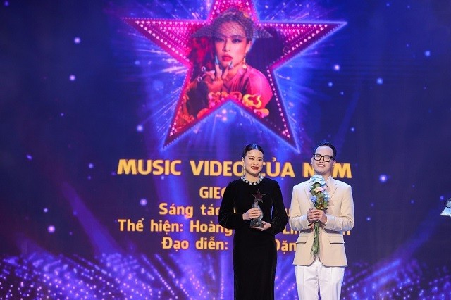 Hoàng Thùy Linh bùng nổ tin vui, khóc nức nở khi lập 'hat-trick' trong sự nghiệp 2 Hoàng Thùy Linh bùng nổ tin vui, khóc nức nở khi lập 'hat-trick' trong sự nghiệp 2