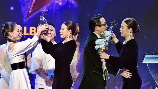 Hoàng Thùy Linh bùng nổ tin vui, khóc nức nở khi lập 'hat-trick' trong sự nghiệp 1 Hoàng Thùy Linh bùng nổ tin vui, khóc nức nở khi lập 'hat-trick' trong sự nghiệp 1