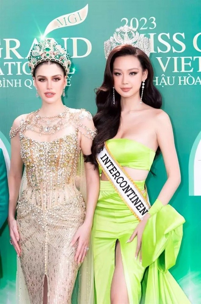 Bảo Ngọc lên tiếng về lý do một mình đeo sash Bảo Ngọc lên tiếng về lý do một mình đeo sash