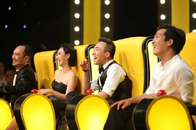 Thu Trang há hốc, Tiến Luật khó xử khi Trấn Thành bị 'cà khịa' ngay giữa họp báo 4 Thu Trang há hốc, Tiến Luật khó xử khi Trấn Thành bị 'cà khịa' ngay giữa họp báo 4
