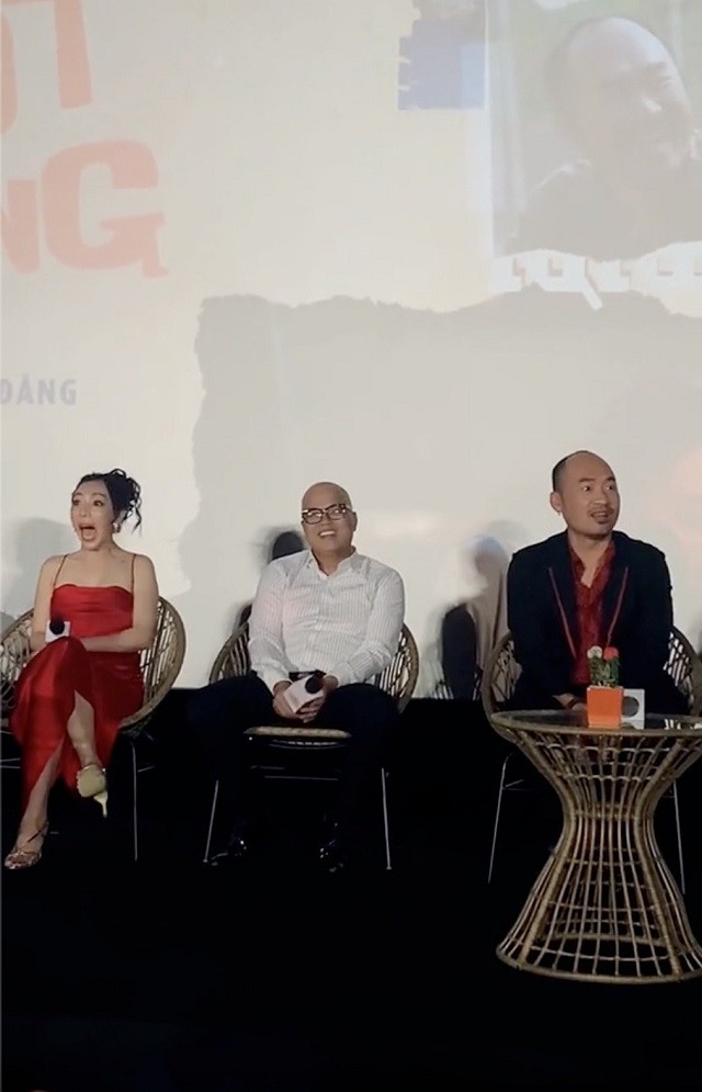Thu Trang há hốc, Tiến Luật khó xử khi Trấn Thành bị 'cà khịa' ngay giữa họp báo 1 Thu Trang há hốc, Tiến Luật khó xử khi Trấn Thành bị 'cà khịa' ngay giữa họp báo 1