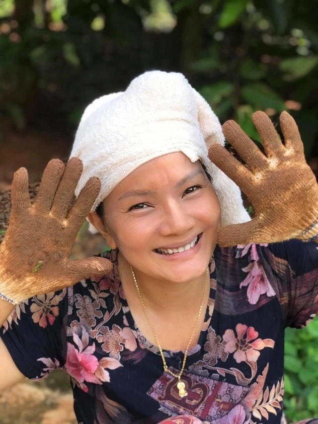 Không nhận ra 'nữ hoàng cảnh nóng' một thời Kiều Trinh hậu về quê làm nông dân - Ảnh 3