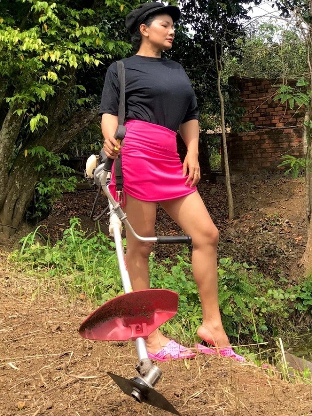 Không nhận ra 'nữ hoàng cảnh nóng' một thời Kiều Trinh hậu về quê làm nông dân - Ảnh 1