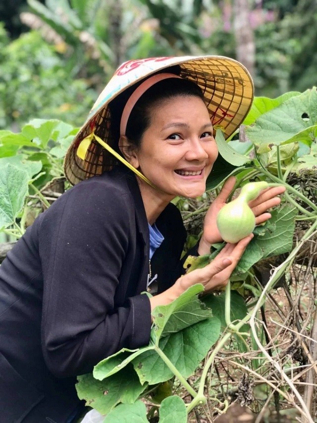 Hình ảnh về quê làm nông dân của cô khiến nhiều người ngỡ ngàng