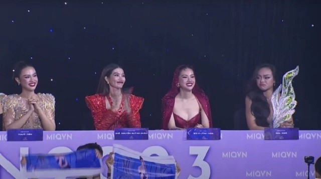 Dịu Thảo thành Hoa hậu cũng bị lu mờ bởi tình huống té ngã không tưởng của Mai Ngô 4 Dịu Thảo thành Hoa hậu cũng bị lu mờ bởi tình huống té ngã không tưởng của Mai Ngô 4