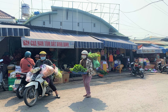 Độc đáo những 'cửa hàng' rau di động của phụ nữ Ba Na 1 Độc đáo những 'cửa hàng' rau di động của phụ nữ Ba Na 1